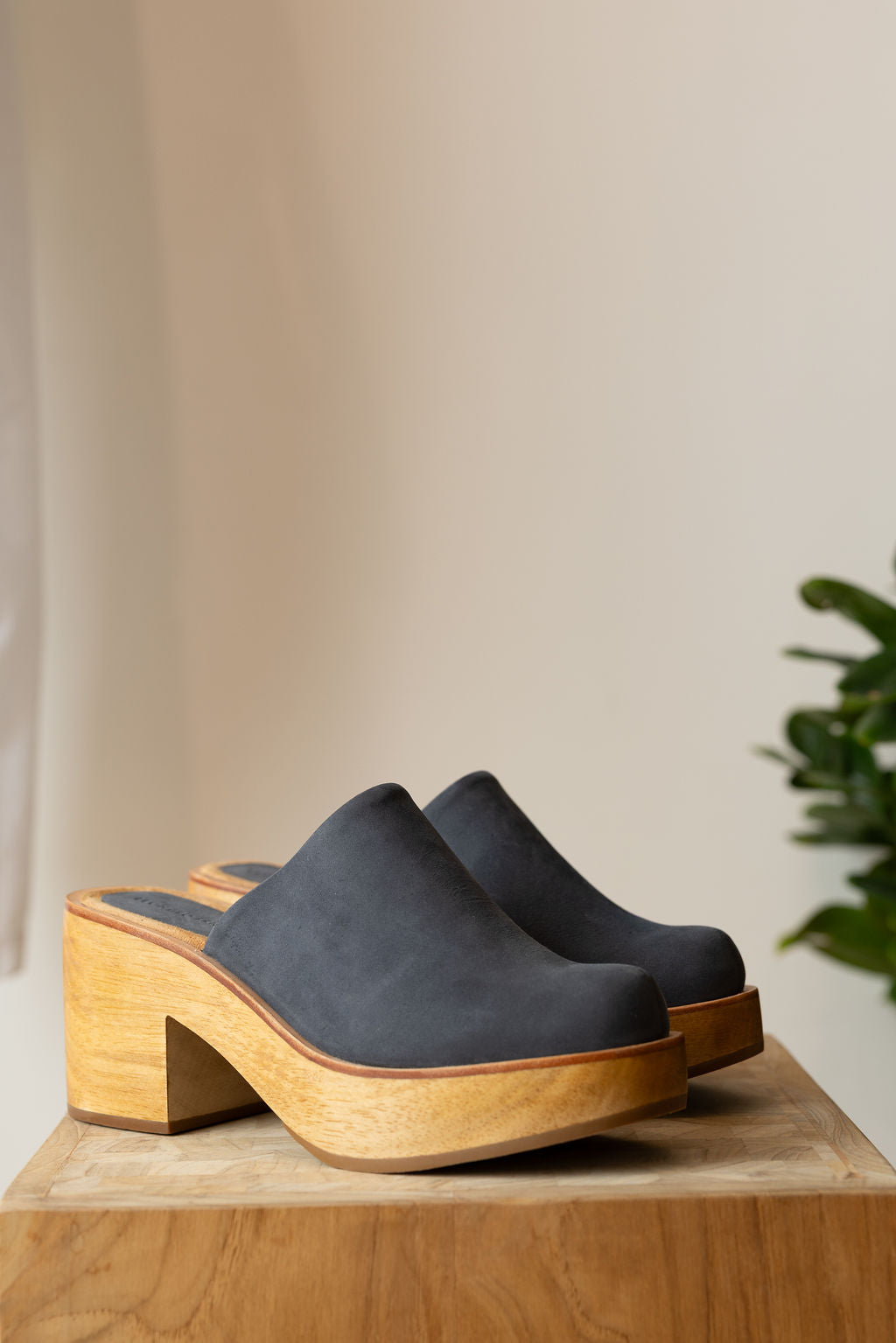 
                  
                    Closed Toe Clog I Blue
                  
                