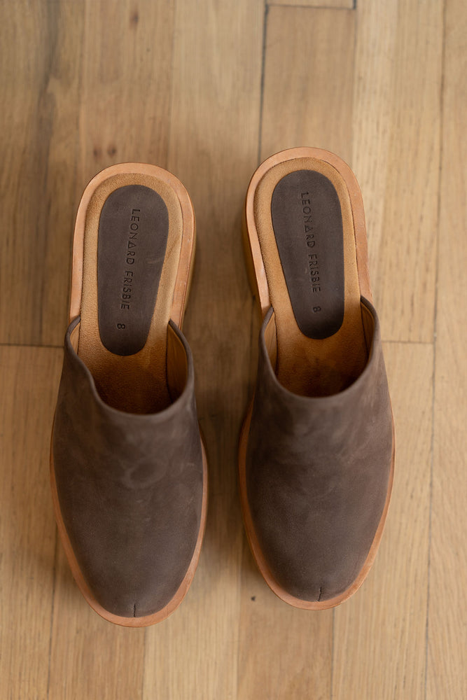 
                  
                    Closed Toe Clog I Brown
                  
                