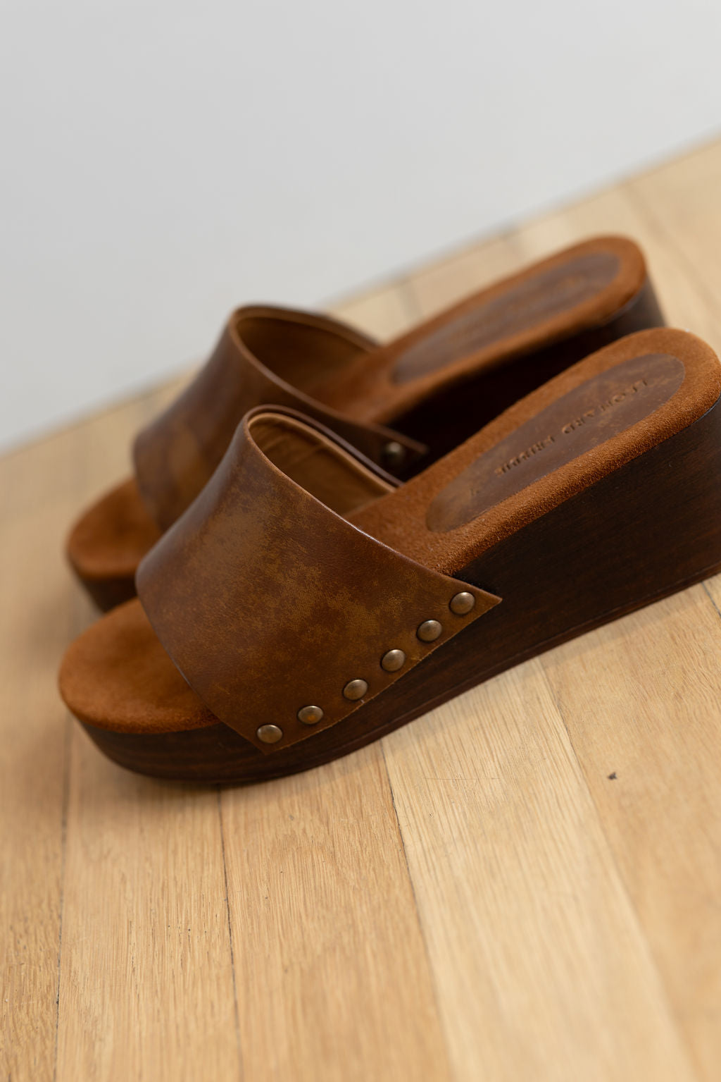 
                  
                    Slide I Brown
                  
                