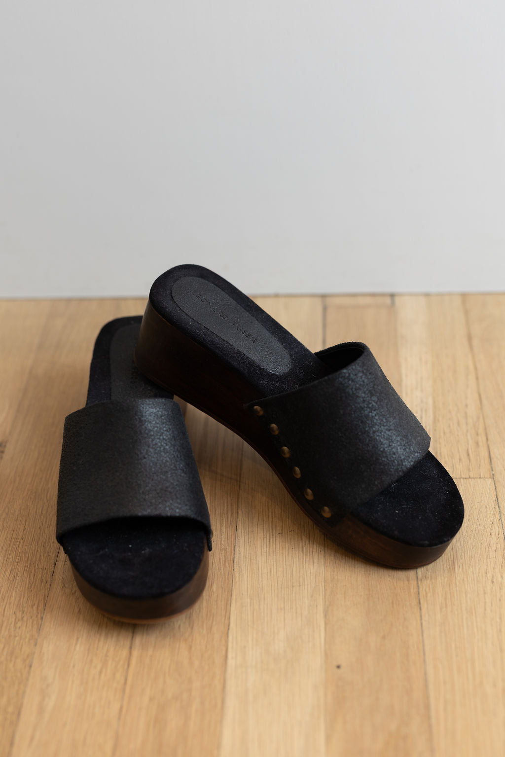 
                  
                    Slide I Black
                  
                