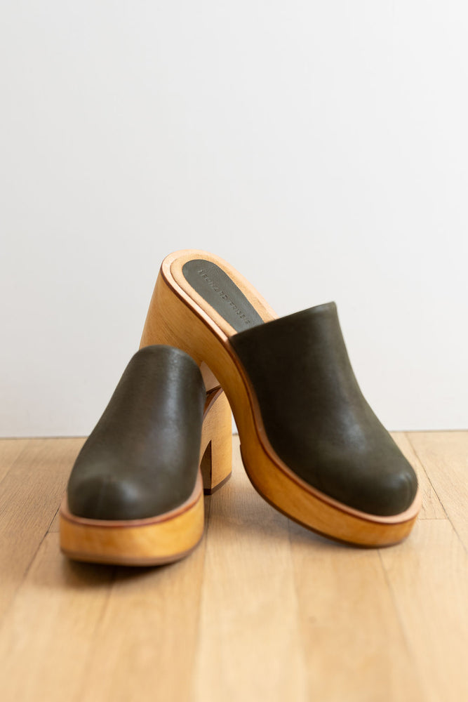 
                  
                    Closed Toe Clog I Olive
                  
                