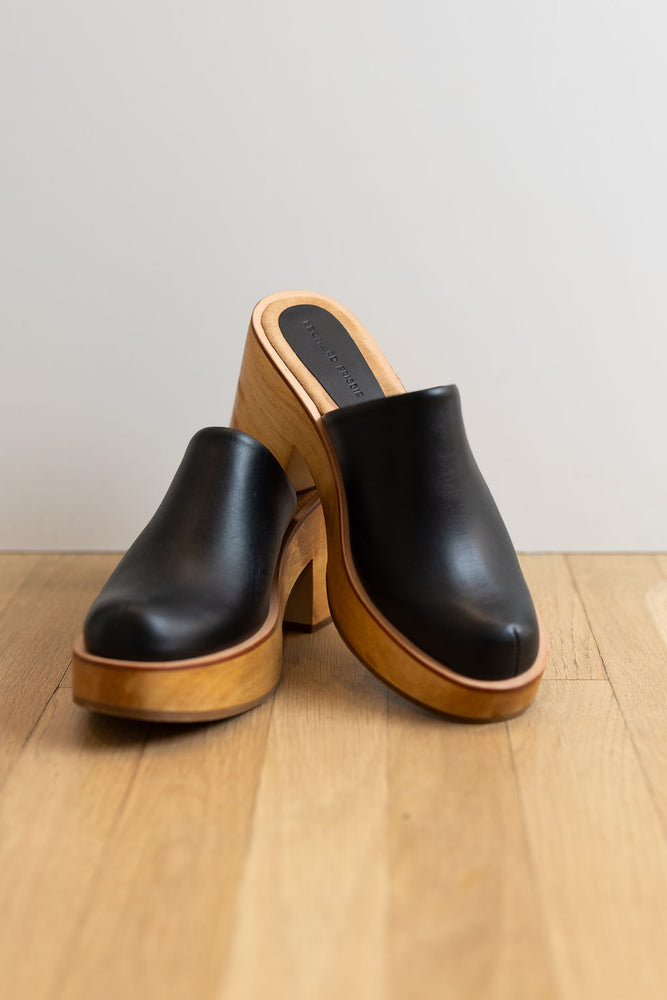 
                  
                    Closed Toe Clog I Black
                  
                
