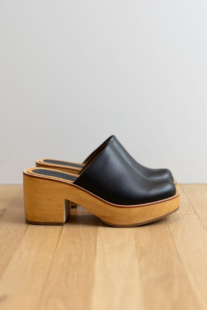 
                  
                    Closed Toe Clog I Black
                  
                