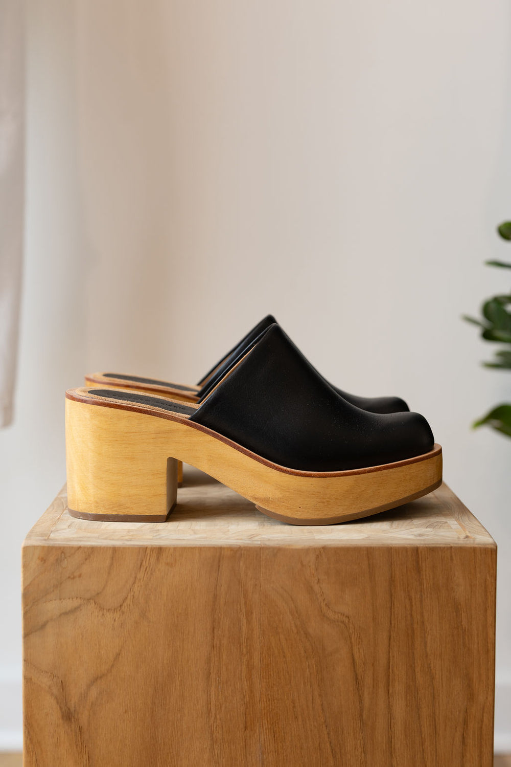 Closed Toe Clog I Black