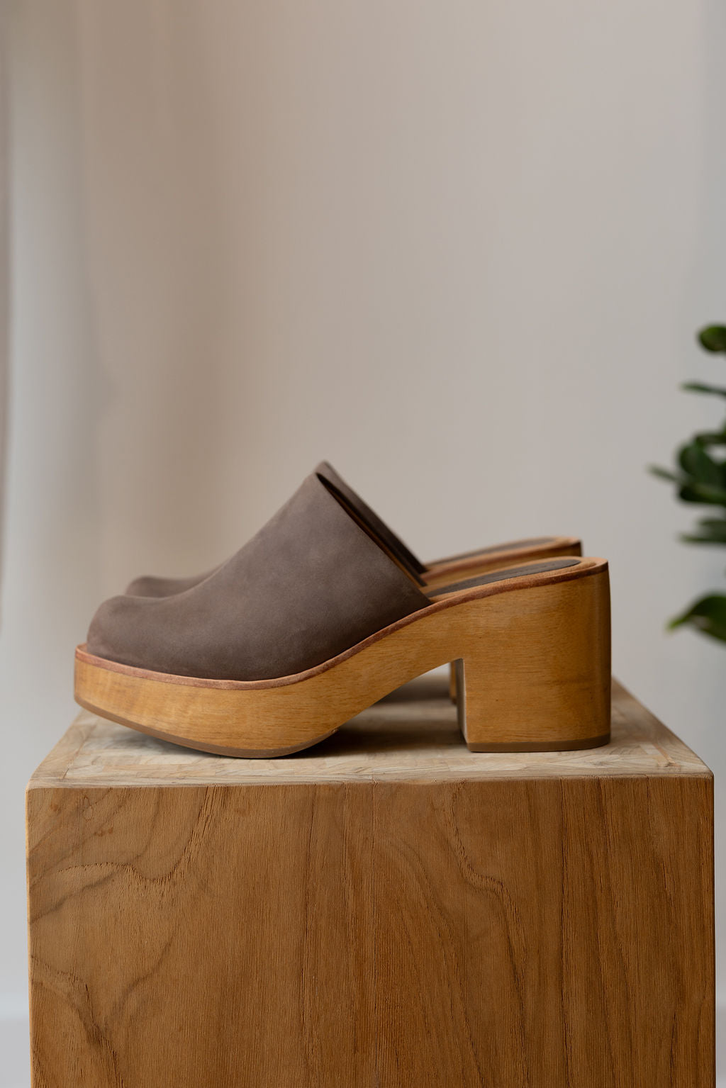 
                  
                    Closed Toe Clog I Brown
                  
                